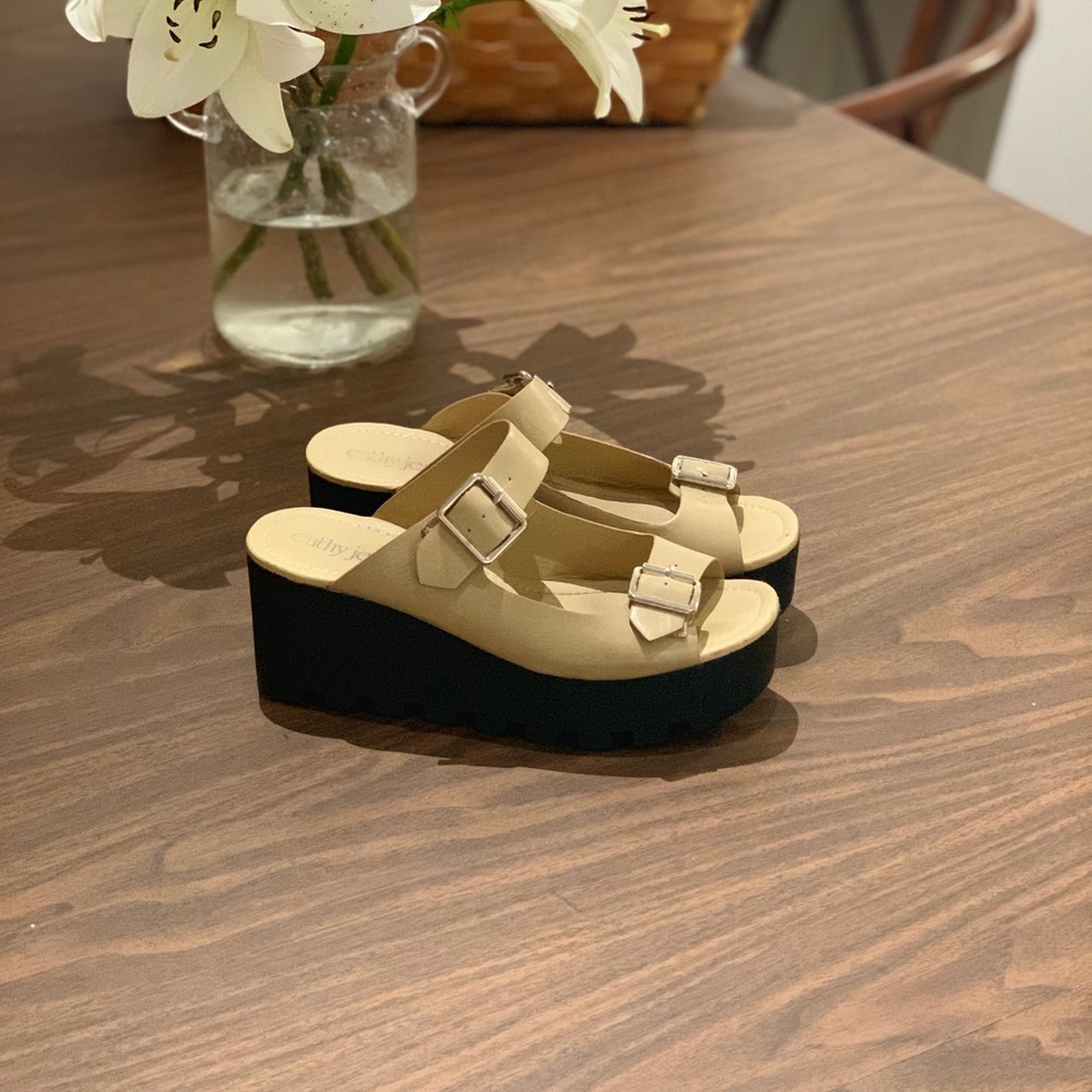 Cathy Jean size 9 comfortable platform sandals